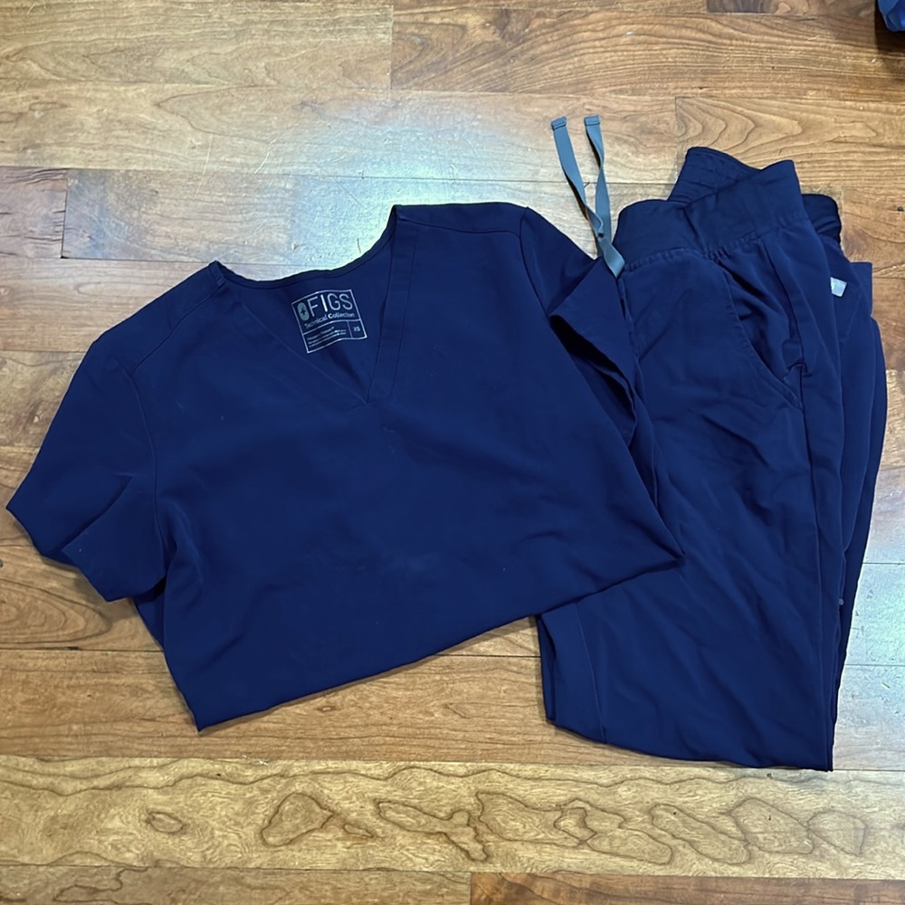 Navy blue FIGS Scrubs set XS
